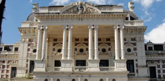 El gabinete provincial sufrió una baja y Kicillof lo reestructuró con la incorporación de un ex legislador bonaerense. ¿Quién es?