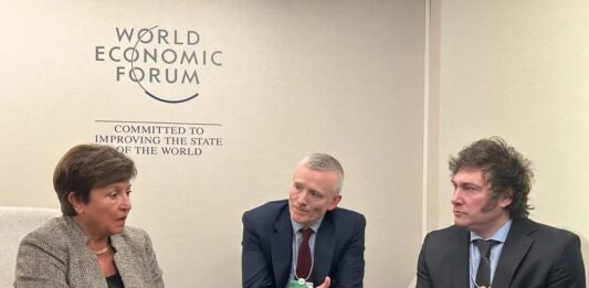 El FMI anticipó este jueves que el Gobierno nacional tiene planificado eliminar este año el cepo cambiario., así como el tipo de cambio más alto para las exportaciones.