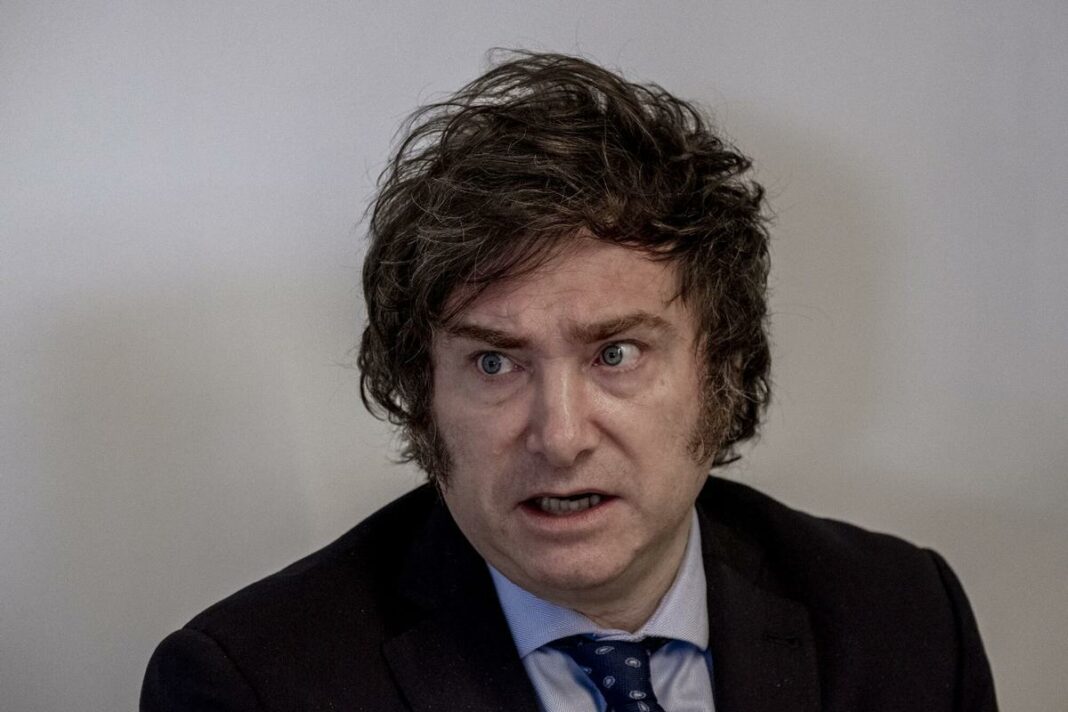 Javier Milei denunció que recibió amenazas de muerte en su contra y compartió las imágenes de los carteles.