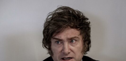 Javier Milei denunció que recibió amenazas de muerte en su contra y compartió las imágenes de los carteles.
