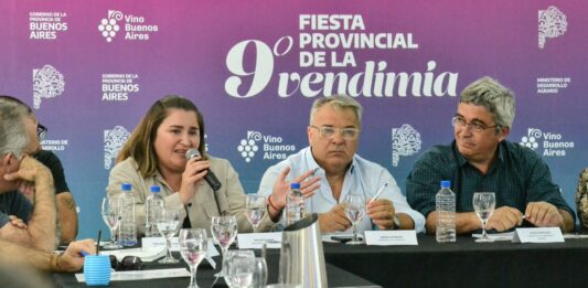 En la Fiesta Provincial de la Vendimia en Tornquist, se llevó a cabo la Mesa Regional Vitivinícola con la presencia de la senadora Ayelén Durán.