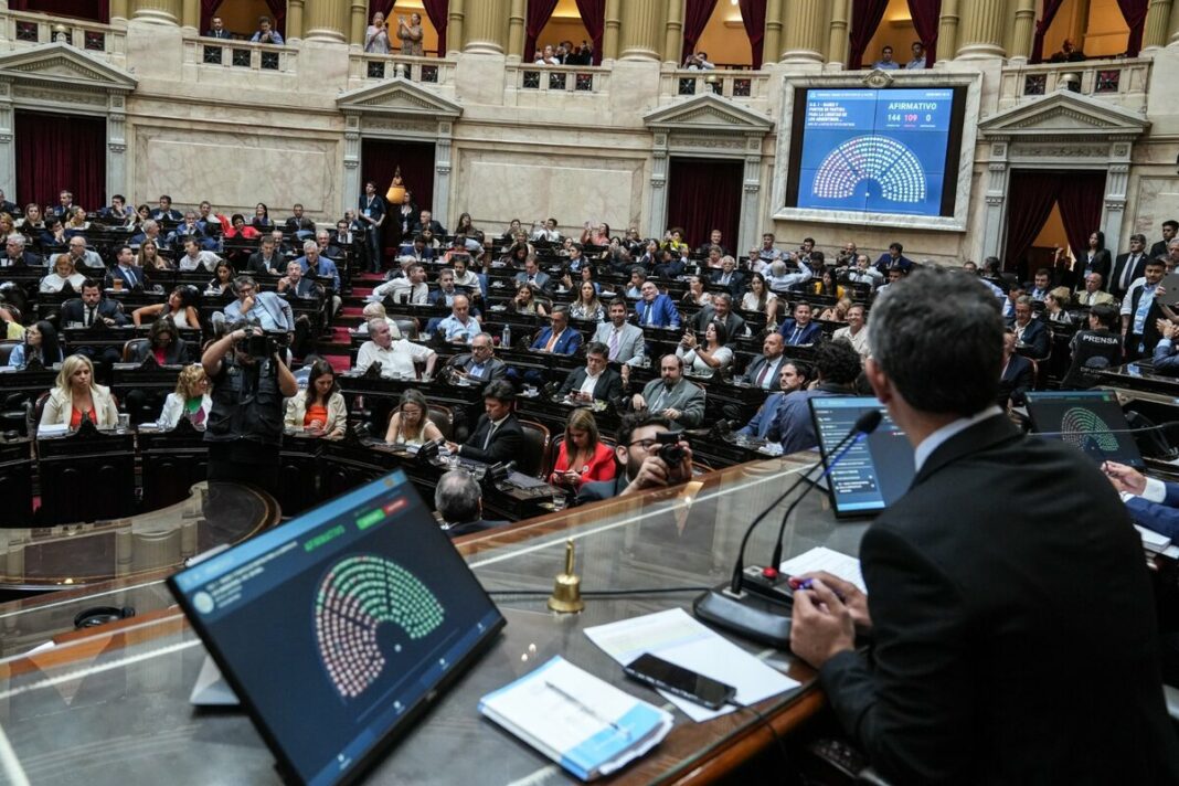 El Gobierno buscará tratar la ley ómnibus y el paquete fiscal en una misma sesión a finales de abril