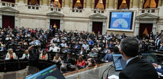 El Gobierno buscará tratar la ley ómnibus y el paquete fiscal en una misma sesión a finales de abril