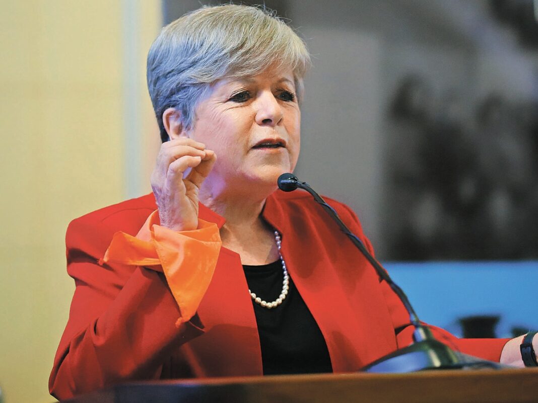 Las Cancilleres de Argentina y de México, Diana Mondino y Alicia Bárcena, salieron a tratar de bajarle el tono a la tensión diplomática.