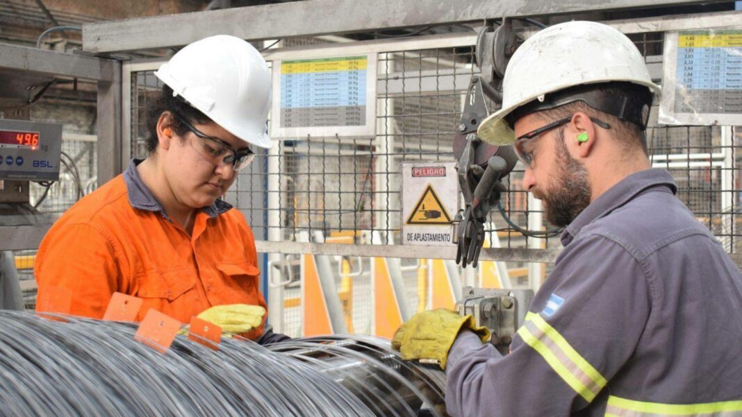 Los trabajadores de Acindar llevarán adelante un paro por tiempo indeterminado a partir del 11 de abril para enfrentar suspensiones forzadas.