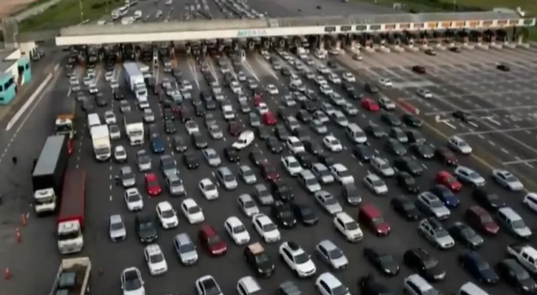 Se registraron embotellamientos e incidentes viales en la autopista La Plata-Buenos Aires, de camino a la Costa por el fin de semana extra largo.