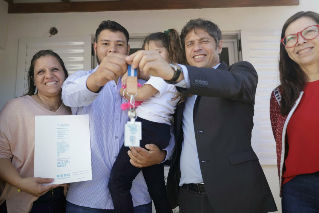 El gobernador Axel Kicillof, saca pecho al entregar viviendas en Las Flores. 