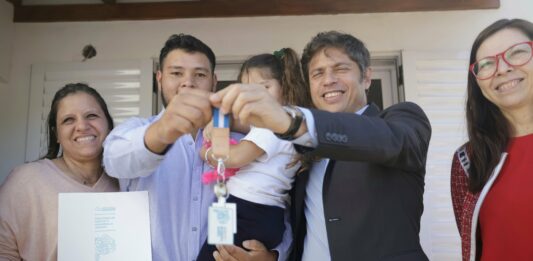 El gobernador Axel Kicillof, saca pecho al entregar viviendas en Las Flores. "Mientras Milei paraliza obras, desde la Provincia seguimos trabajando", afirmó.