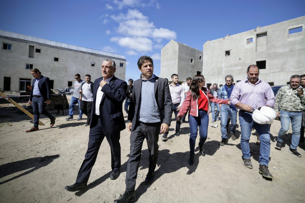 El gobernador bonaerense, Axel Kicillof, entregó viviendas en el municipio de Las Flores. 