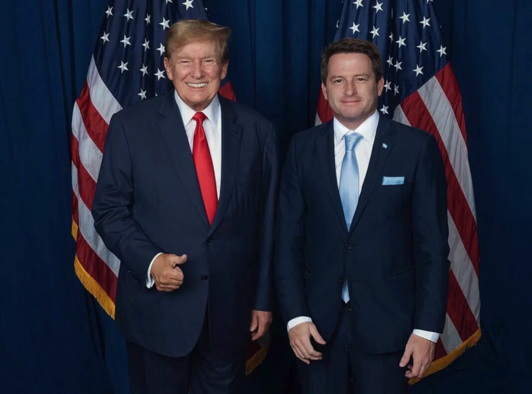 Un senador bonaerense opositor se cruzó con el expresidente estadounidense Donald Trump en un evento internacional en Miami. Quién es y por qué razón asistió.
