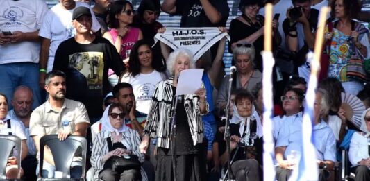 La líder de Abuelas de Plaza de Mayo, Estela de Carlotto, pidió leyes contra el negacionismo y criticó a Javier Milei.