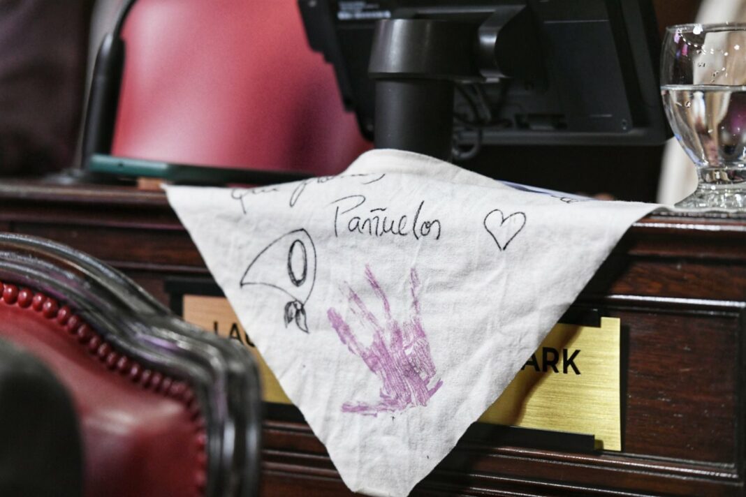 En las sesiones por el Día de la Memoria, la Legislatura bonaerense sancionó un proyecto que deroga decretos ley de diferentes gobiernos de facto. Conocé los detalles.