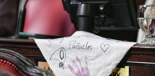 En las sesiones por el Día de la Memoria, la Legislatura bonaerense sancionó un proyecto que deroga decretos ley de diferentes gobiernos de facto. Conocé los detalles.