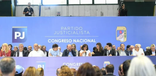 En un clima caliente, la cúpula pejotista cruzó reclamos y exigencias en el Congreso partidario pero no designó autoridades.