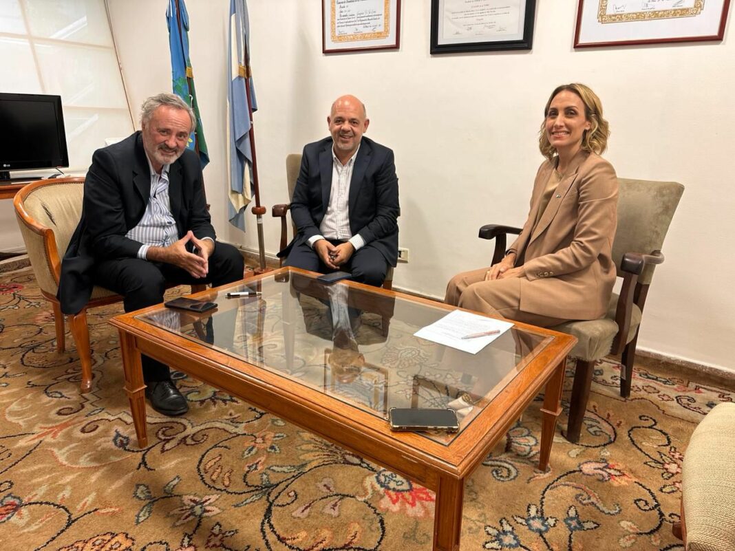 Joaquín de La Torre y Florencia Arietto pasarán a ser parte del bloque libertario de Carlos Curestis en el Senado bonaerense. Todos los detalles.