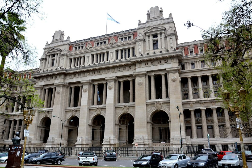 El Gobierno nacional propuso a dos jueces para cubrir los dos cargos vacantes de la Corte Suprema. Uno corresponde a la exmagistrada Elena Highton de Nolasco.