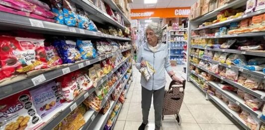 Una consultora privada precisó que el consumo masivo habría sufrido una caída del 14,5% en mayo. El informe completo.