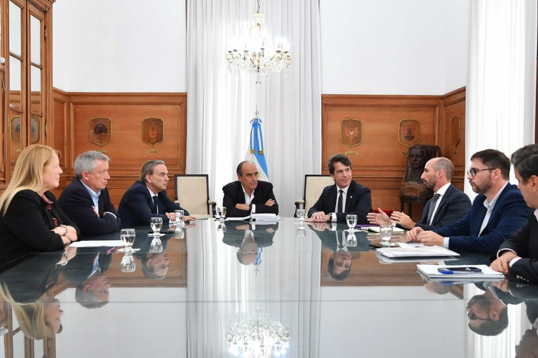 En la reunión con funcionarios, el bloque de Hacemos Coalición Federal reclamó que la reforma previsional vaya por fuera del DNU de Milei.