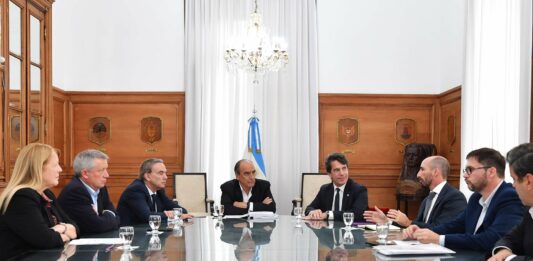En la reunión con funcionarios, el bloque de Hacemos Coalición Federal reclamó que la reforma previsional vaya por fuera del DNU de Milei.
