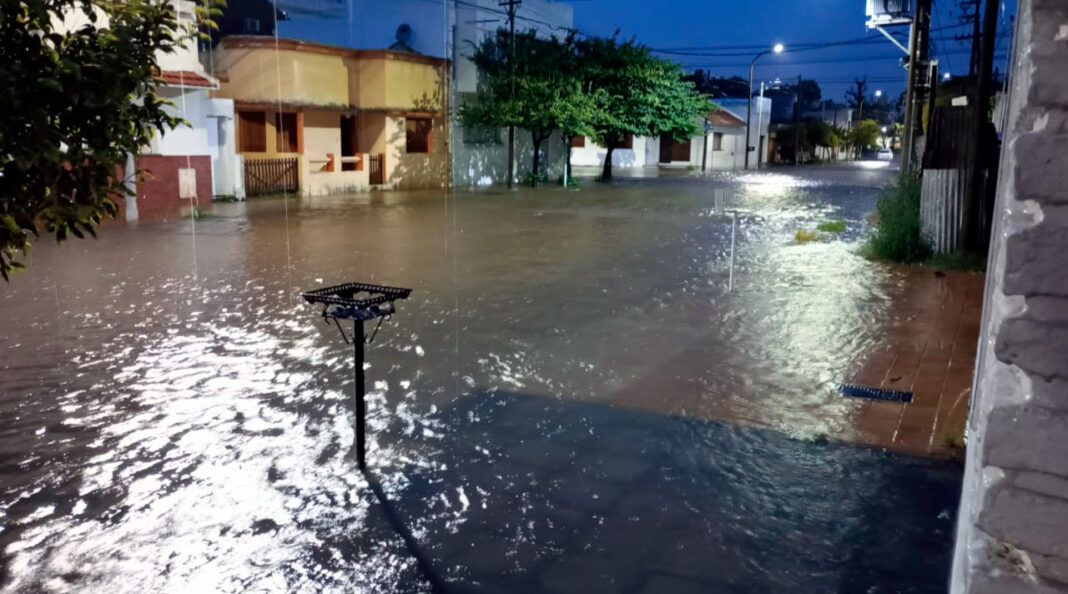 Olavarría amaneció inundada por la tormenta de la madrugada y suspendió las clases.