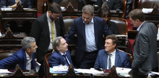 Funcionarios del Gobierno se reunirán con el bloque de Miguel Ángel Pichetto, para negociar el apoyo al DNU de Milei en la Cámara de Diputados.