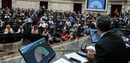 En la Cámara de Diputados, el bloque de La Libertad Avanza tantea qué sectores acompañarán el DNU, ante el miedo de que sea tumbado por el kirchnerismo.