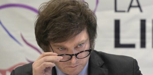 Milei modificó por decreto el presupuesto anual y anunció el endeudamiento del Estado nacional para que siga su funcionamiento.