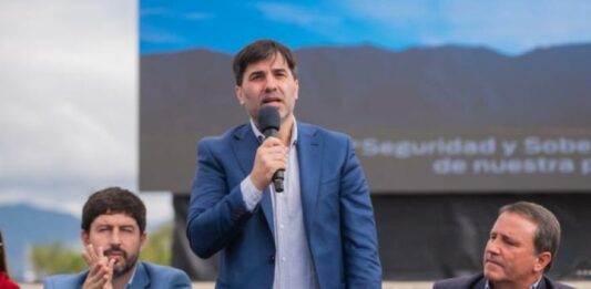 La Justicia detuvo a un hombre que amenazó con "matar a los hijos" del intendente de Castelli,Francisco Echarren si no le otorgaba un lote municipal.