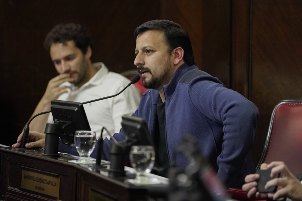 El senador bonaerense, Emanuel Santalla, presentó en la Legislatura un proyecto de ley que propone regular el uso de celulares en secundarias.