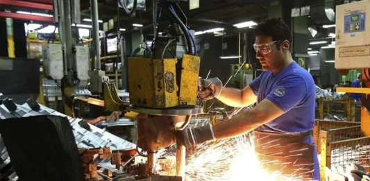 La industria de las pymes entró en alerta por la inminente caída del consumo nacional y la apertura de importaciones.