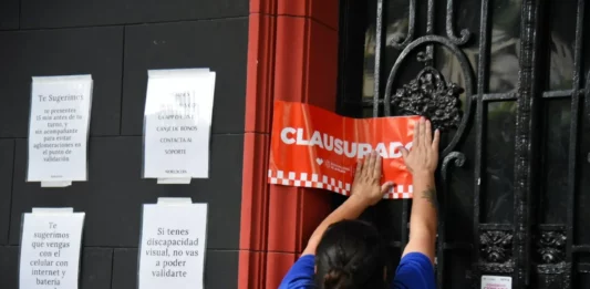 Clausuraron dos locales en La Plata que escaneaban datos biométricos a cambio de criptomonedas.