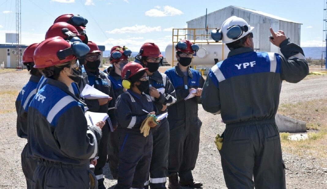 YPF confirmó que vuelve a sumarse a la CADE tras haberse retirado en el gobierno de Alberto Fernández. Cambiarían las discusiones por paritarias.