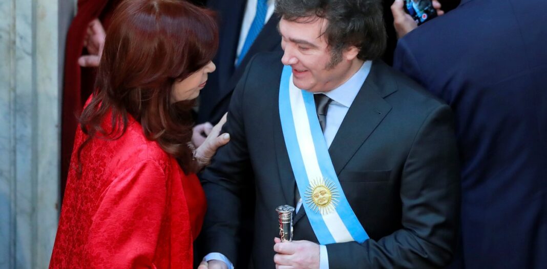 Cristina Kirchner y Javier Milei protagonizaron una tarde de cruces por redes sociales. La expresidenta reveló que el libertario convalidó el aumento de sueldos de 48% para todo su Gabinete: “Más casta no se consigue”.