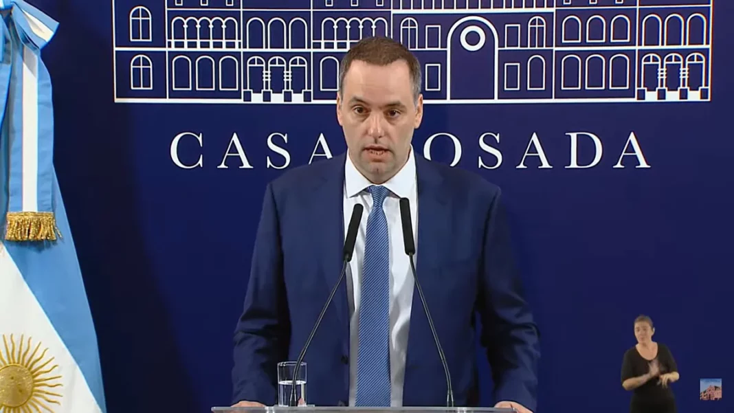 Milei avanza en su “plan motosierra”: cerrará dos organismos y se esperan 900 despidos