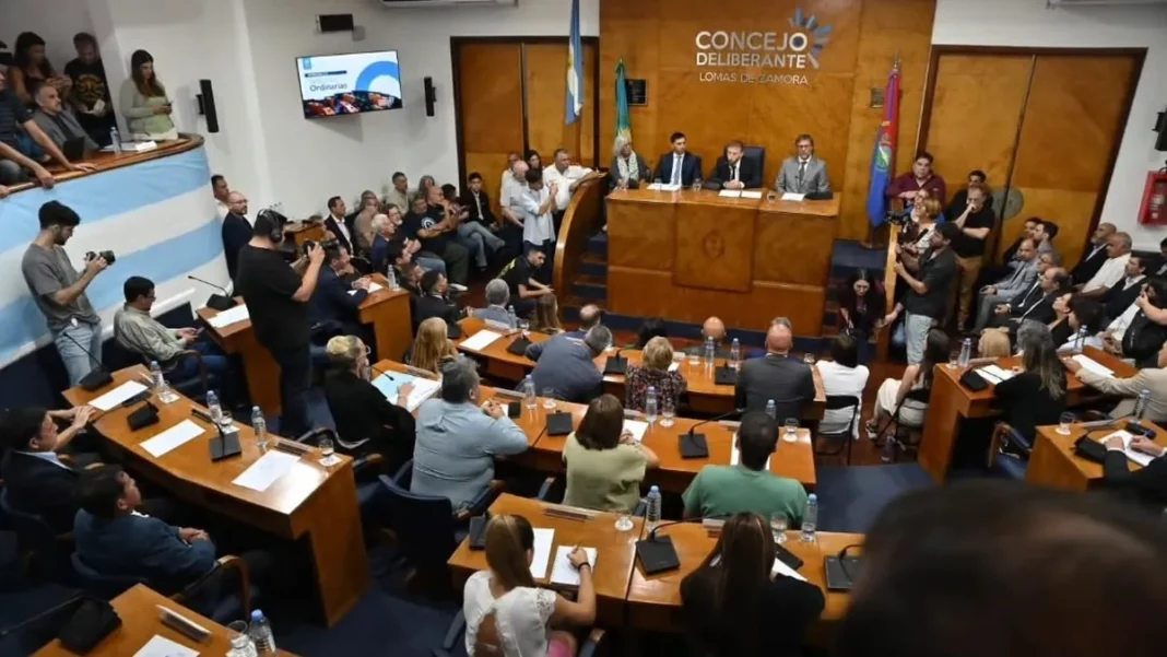 En la apertura de sesiones del Honorable Concejo Deliberante de Lomas de Zamora, Otermín pidió colaboración al bloque libertario.