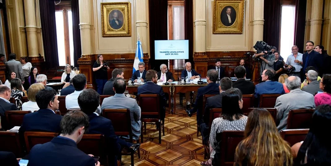 La comisión Bicameral recibe este jueves a los funcionarios del Ejecutivo nacional para que expliquen los alcances del decreto de necesidad y urgencia (DNU) de Javier Milei.