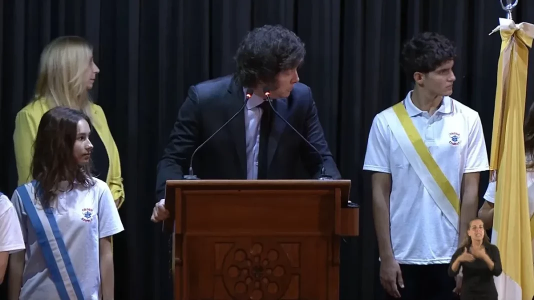 A pesar de que el conflicto con los docentes no cesa, Milei decidió participar del acto de inicio de ciclo lectivo de su colegio primario.