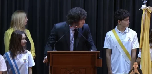 A pesar de que el conflicto con los docentes no cesa, Milei decidió participar del acto de inicio de ciclo lectivo de su colegio primario.
