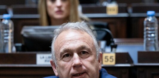El titular del bloque Unión, Renovación y Fe, Gustavo Cuervo, salió a presionar al gobernador Axel Kicillof, por el desdoblamiento de las elecciones.
