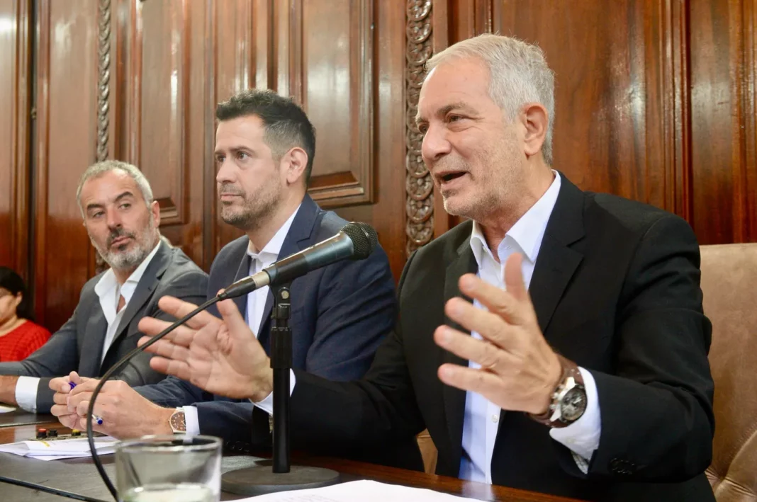 El intendente de La Plata, Julio Alak, abrió un nuevo periodo de sesiones y abrió una nueva polémica con la gestión de Garro.