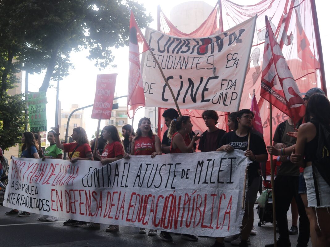 Estudiantes de la UNLP se encontraron en las puertas del Rectorado para defender la educación pública.