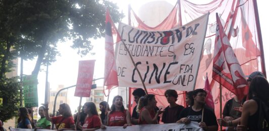 Estudiantes de la UNLP se encontraron en las puertas del Rectorado para defender la educación pública.