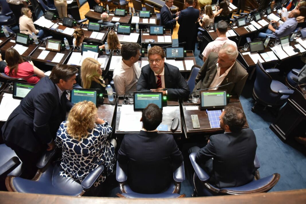 Los diputados y senadores radicales criticaron que Kicillof se excusa en Milei para no hablar del estado de la Provincia.