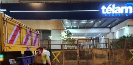 Tras el anuncio de cierre de Milei, el Gobierno ordenó vallar la redacción de Télam en plena medianoche y los trabajadores fueron desvinculados.