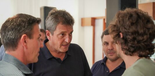 La más reciente encuesta de Circuitos relevó que Sergio Massa se posiciona como el dirigente opositor con más imagen positiva. Milei aparece con caída.