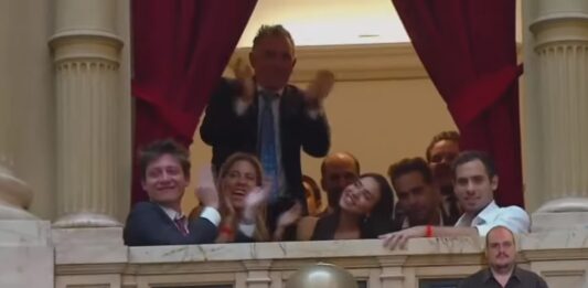 La tropa libertaria bonaerense alineada a Milei copó los palcos del Congreso para escucharlo y los disidentes pegaron el faltazo. Arenga, fotos y un saludo al Presidente.