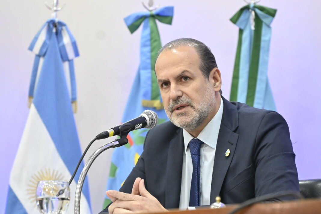 El intendente de Bahía Blanca, Federico Susbielles, cuestionó el funcionamiento de ABSA y no descartó municipalizar el servicio de agua.