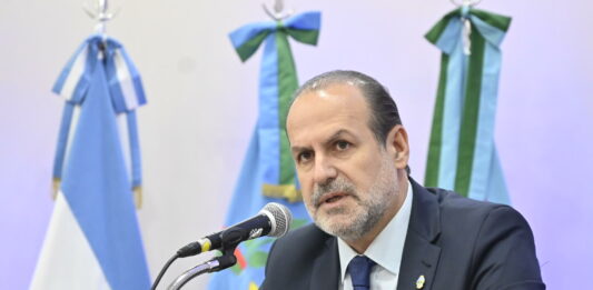 El intendente de Bahía Blanca, Federico Susbielles, cuestionó el funcionamiento de ABSA y no descartó municipalizar el servicio de agua.