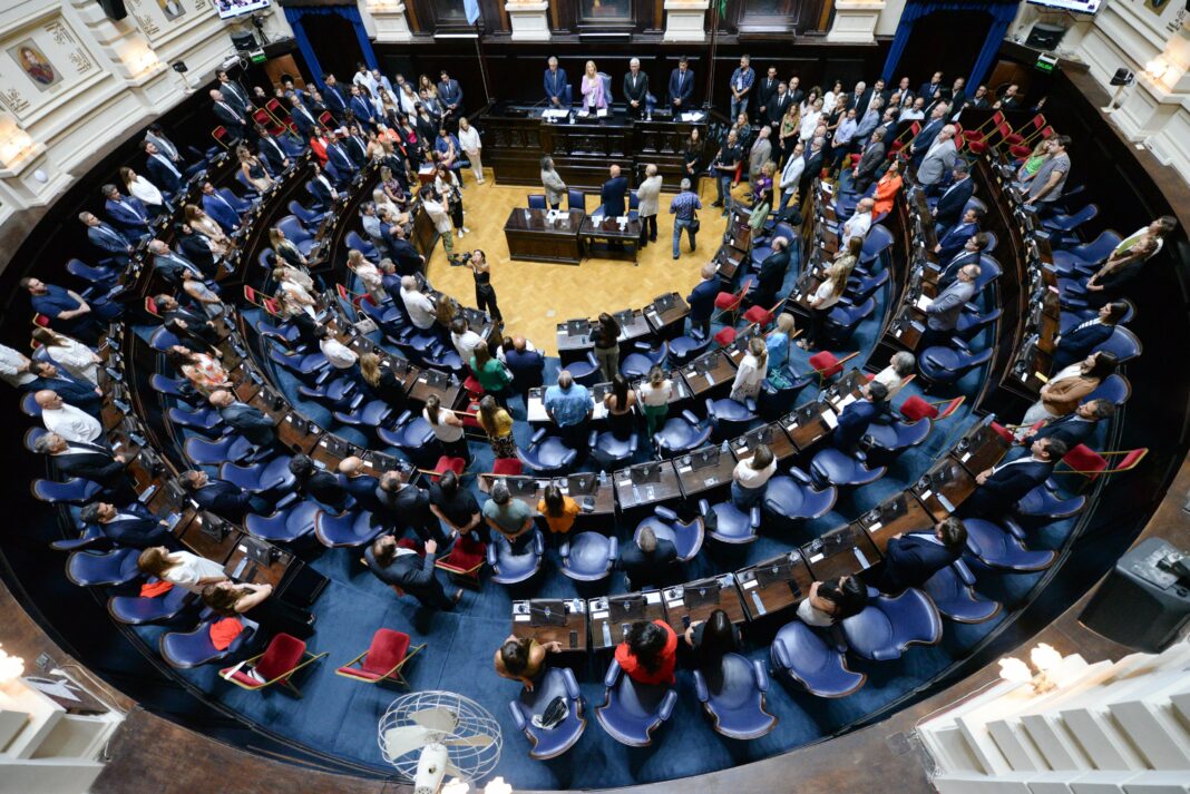 Legisladores opositores cruzaron a Kicillof por postergar su discurso ante la Asamblea Legislativa, que pasó a un cuarto intermedio hasta el lunes.