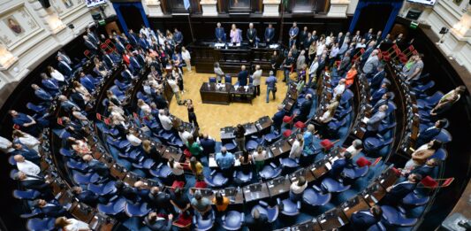 Legisladores opositores cruzaron a Kicillof por postergar su discurso ante la Asamblea Legislativa, que pasó a un cuarto intermedio hasta el lunes.